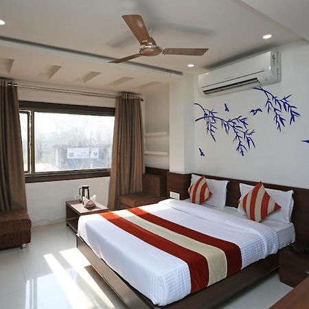 Airport Hotel Daya Capitol Ню Делхи Екстериор снимка