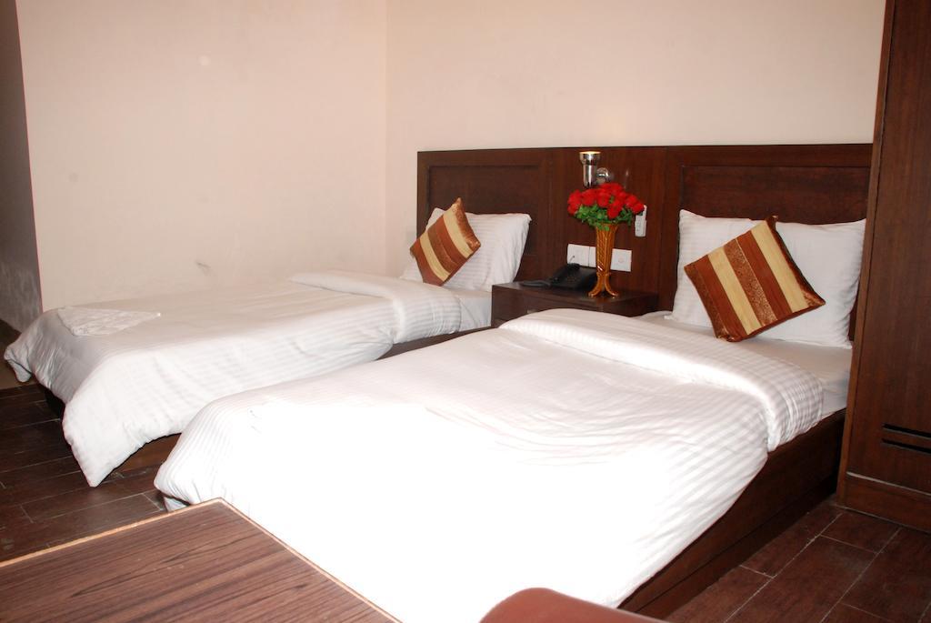 Airport Hotel Daya Capitol Ню Делхи Екстериор снимка