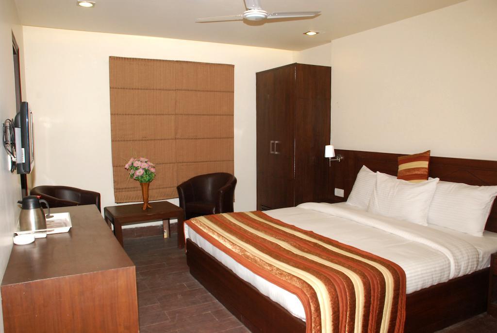 Airport Hotel Daya Capitol Ню Делхи Екстериор снимка