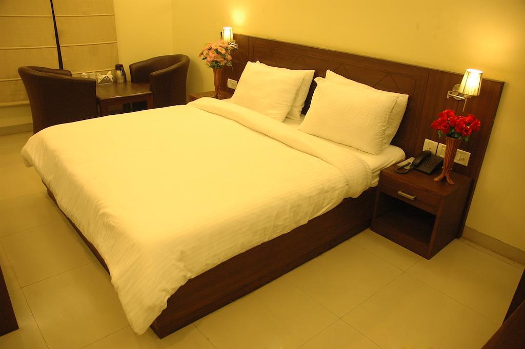 Airport Hotel Daya Capitol Ню Делхи Екстериор снимка