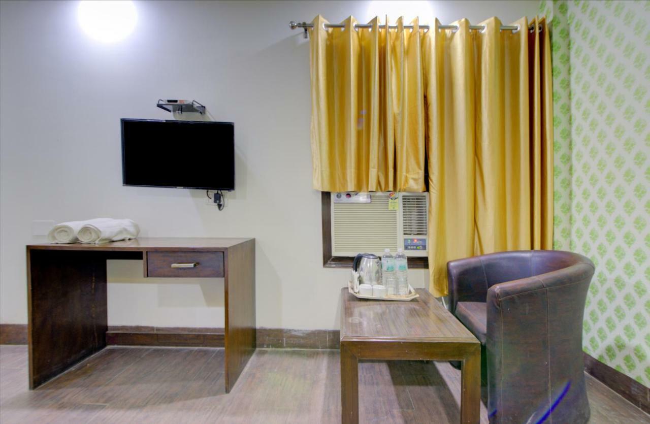 Airport Hotel Daya Capitol Ню Делхи Екстериор снимка