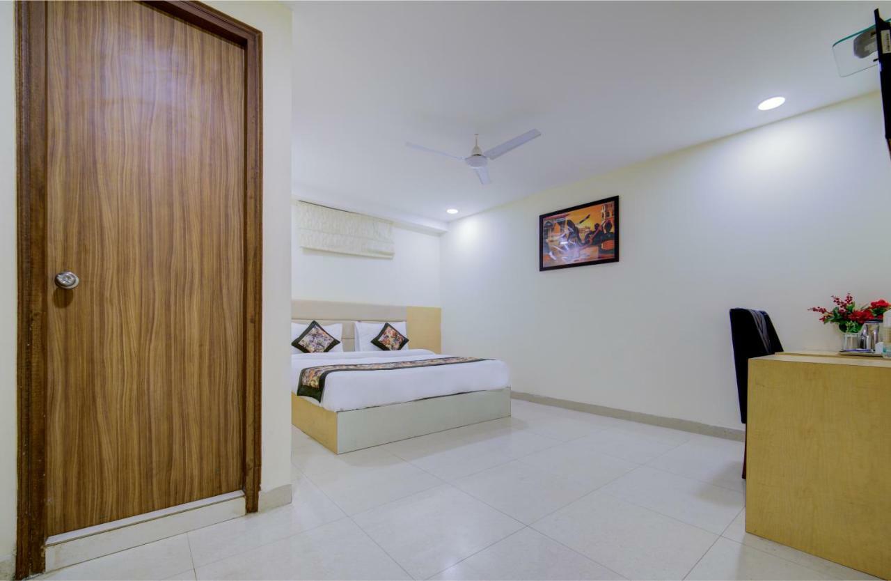 Airport Hotel Daya Capitol Ню Делхи Екстериор снимка
